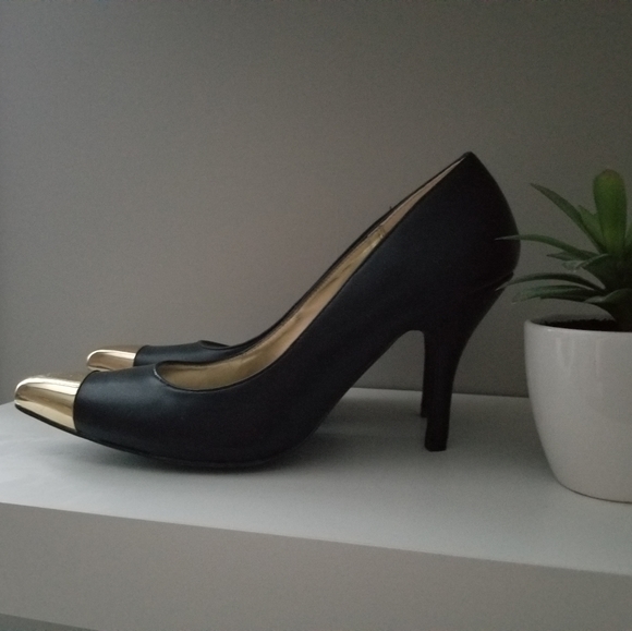 NWOT Rampage Black and Gold Pumps - Picture 2 of 5
